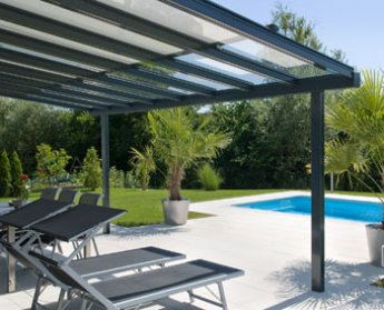 Pergola avec toile de protection solaire motorisée